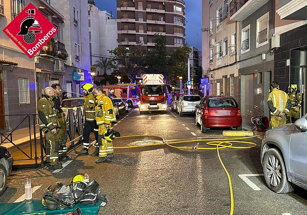 Los bomberos durante las labores de extinción del incendio en un parking subterráneo de Elche.