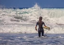 Cursos de surf gratis en El Campello.