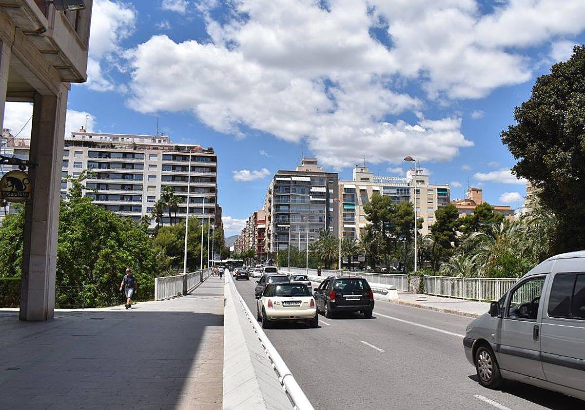 Vehículos circulando en Elche.