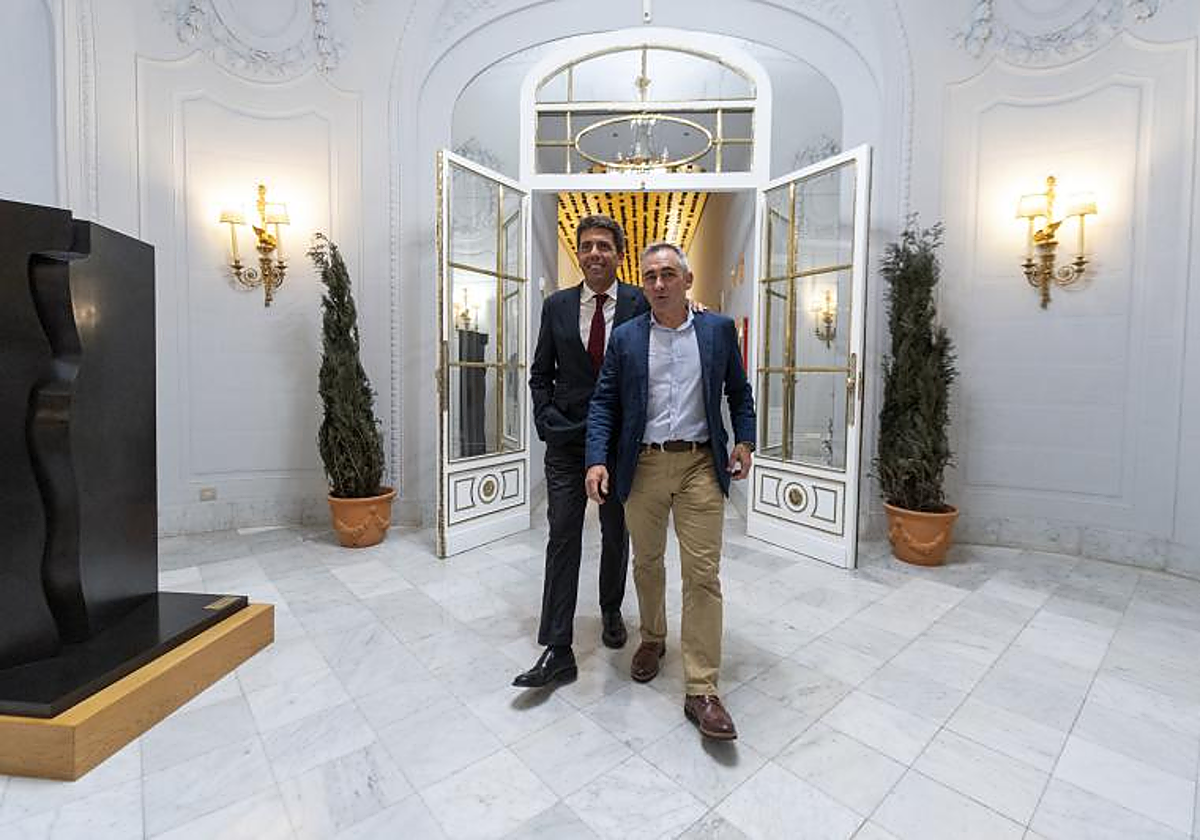 El presidente del PPCV, Carlos Mazón y el director de la campaña electoral, Miguel Barrachina, a su llegada a informar del acuerdo alcanzado con Vox, en Les Corts
