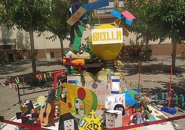 Hoguera 'Brilla' del colegio Sagrada Familia.