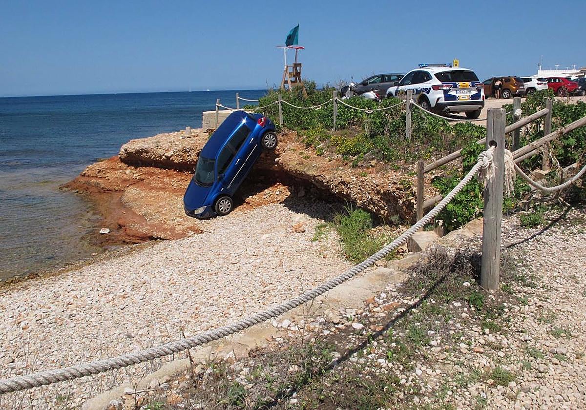 El vehículo que ha caído en la playa de Les Rotes en Dénia.