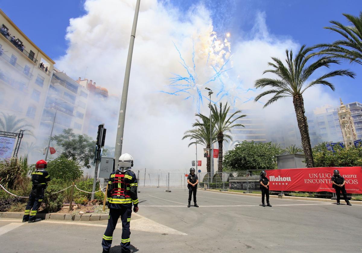 Bomberos y policías locales durante una mascletá.