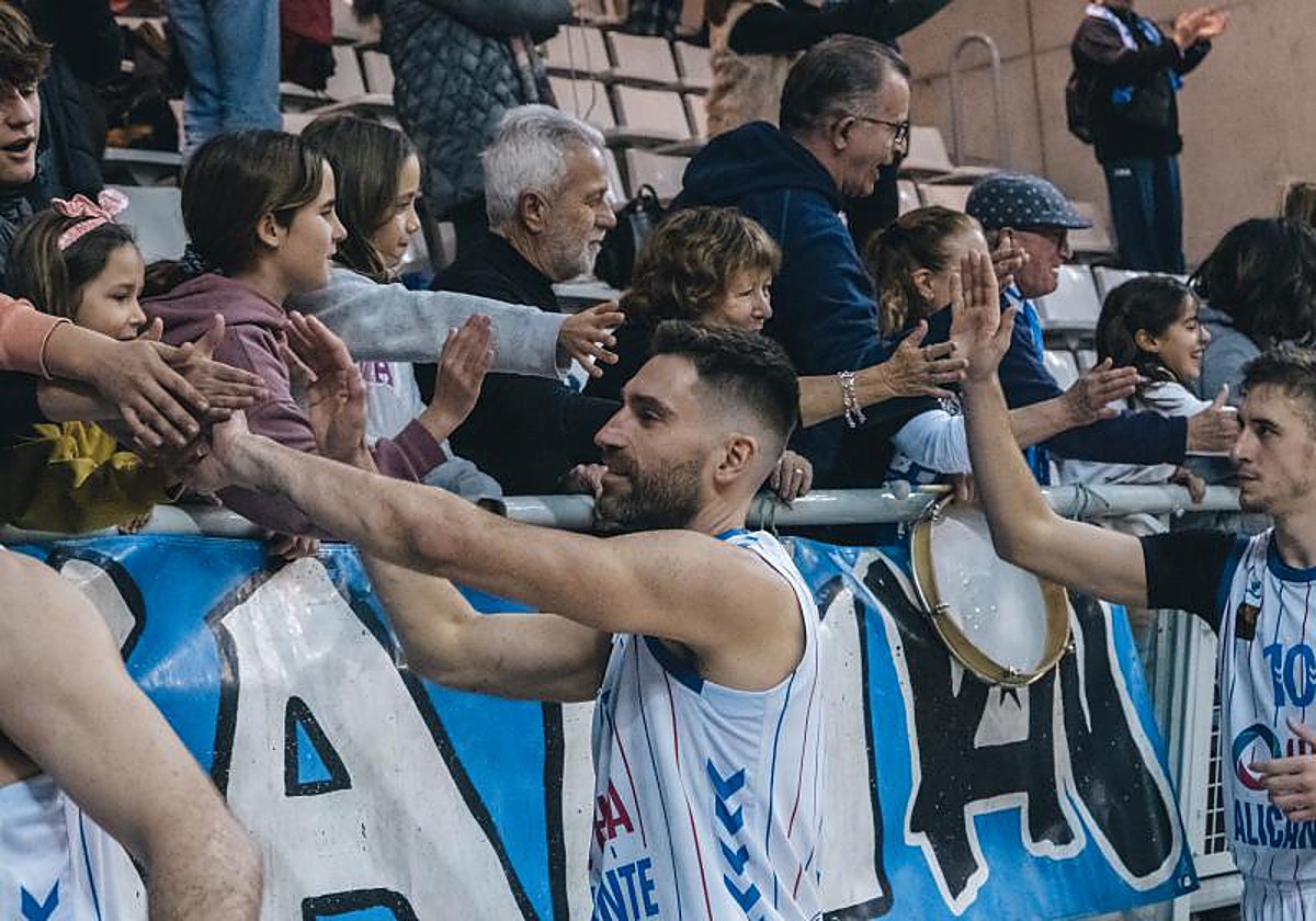 Osvaldas Matulionis saluda a la afición del HLA Alicante tras un partido