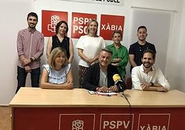 José Chulvi, arropado por su concejales, en la comparecencia pública.