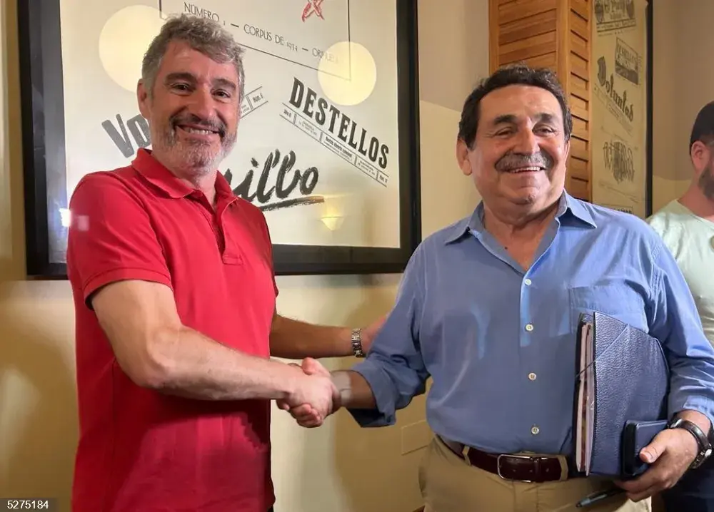 El alcaldable del PP en Orihuela, Pepe Vegara, y el candidato de Vox a la Alcaldía, Manuel Mestre, tras firmar el pacto.