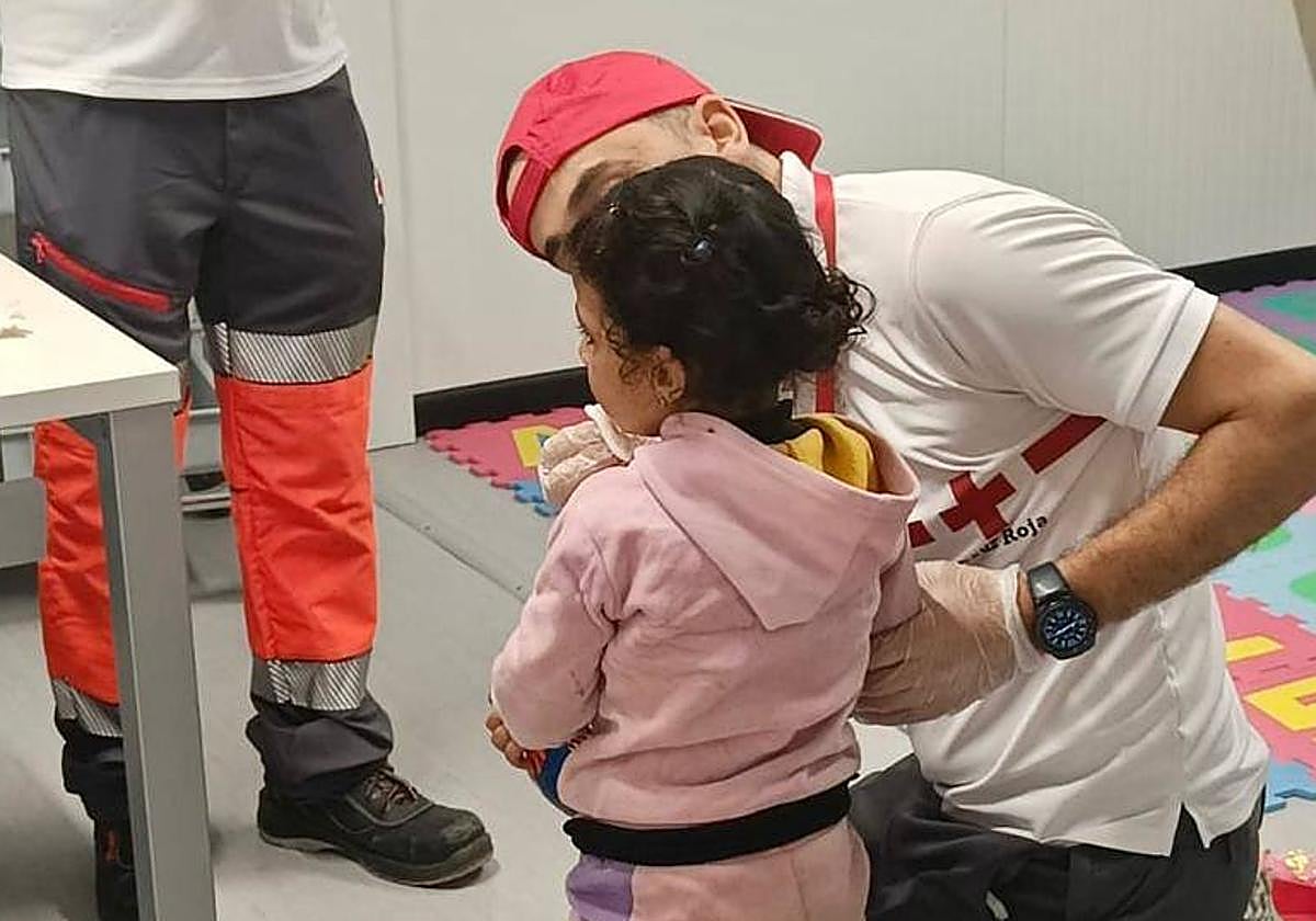 Asistencia de Cruz Roja a la niña que viajaba en la patera