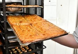 Furor por comprar la mejor coca amb tonyina de las Hogueras de Alicante