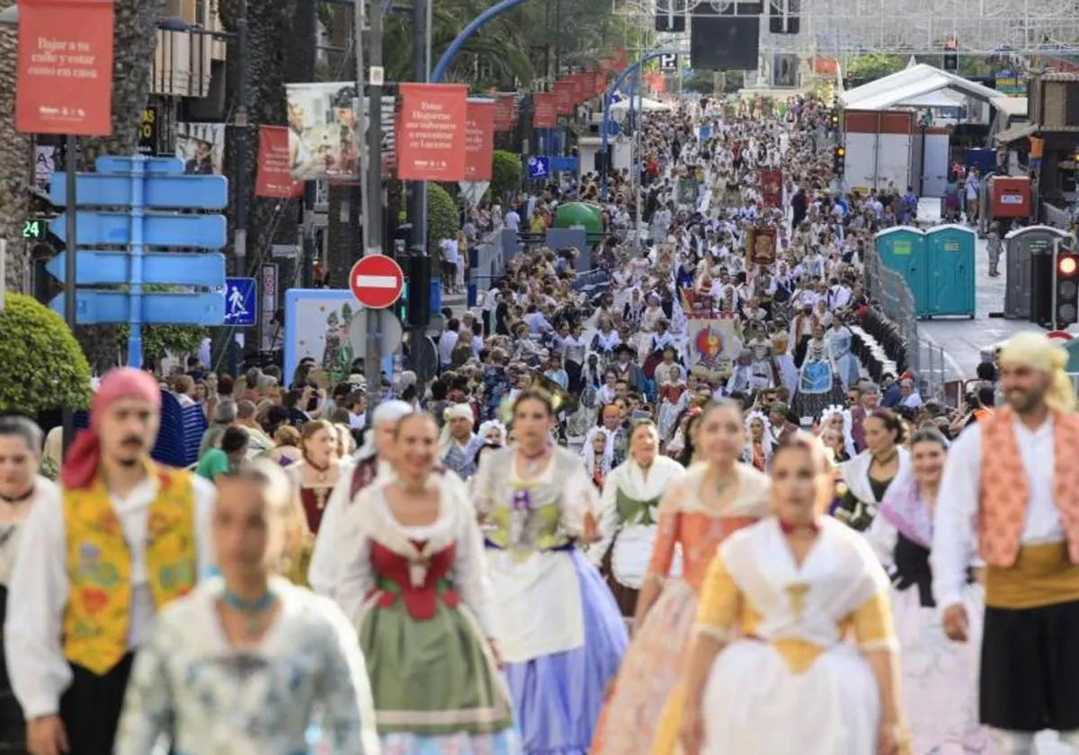 Desfile de la entrada de bandas de las Hogueras de Alicante.