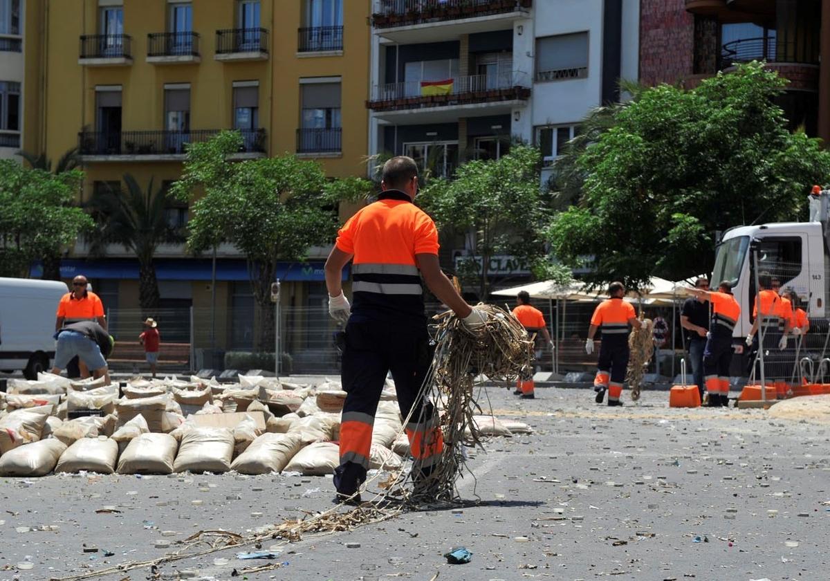 Operarios municipales recogen los residuos de la mascletà.