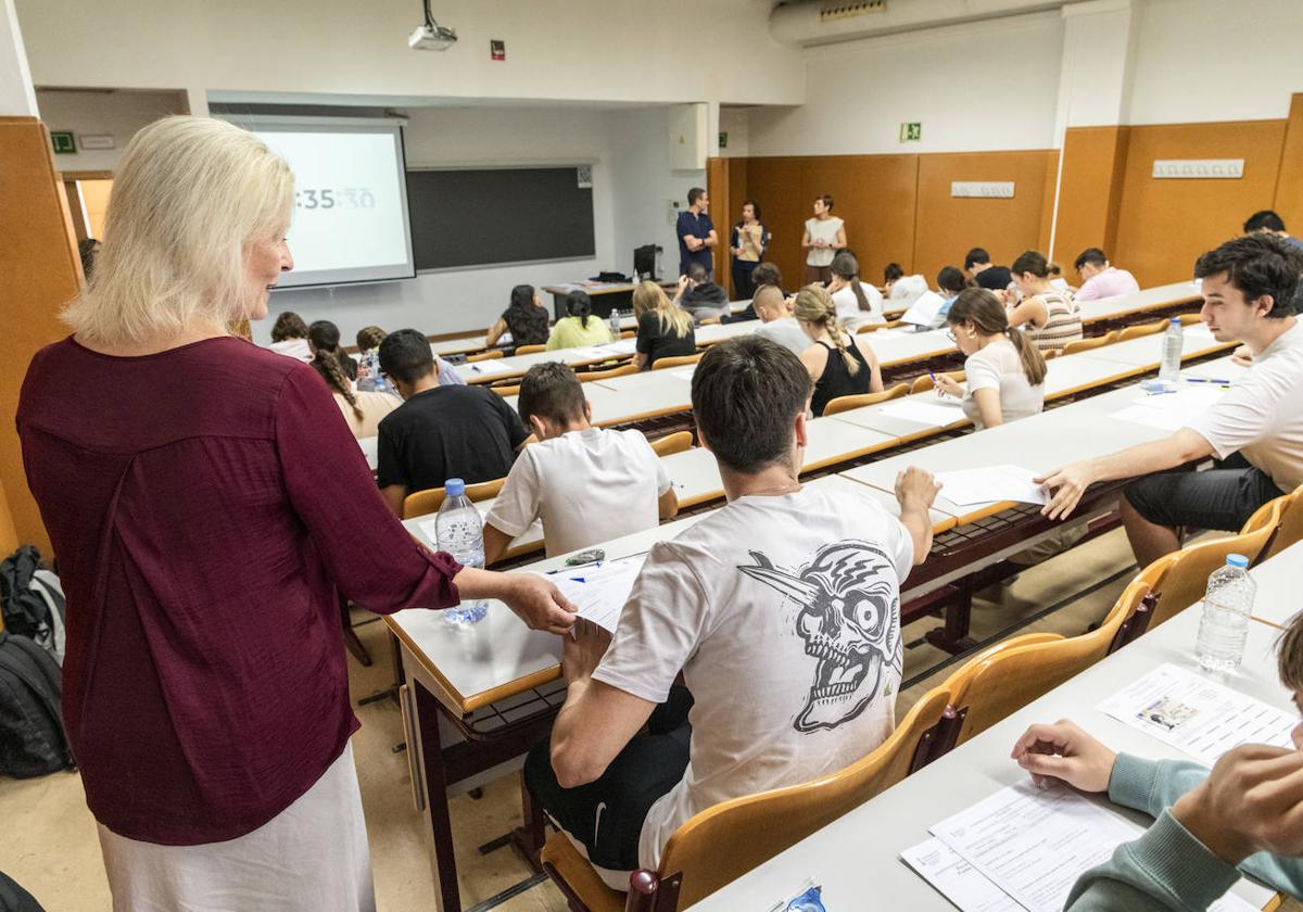 Estudiantes realizan la PAU en Alicante.