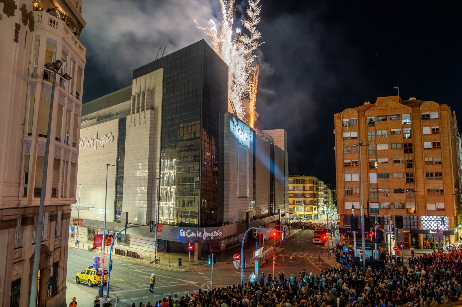 Luz, pólvora y música dan la bienvenida a las Hogueras de Alicante