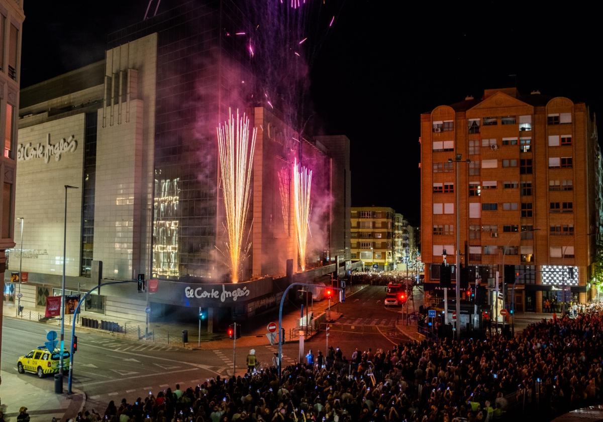 Luz, pólvora y música dan la bienvenida a las Hogueras de Alicante