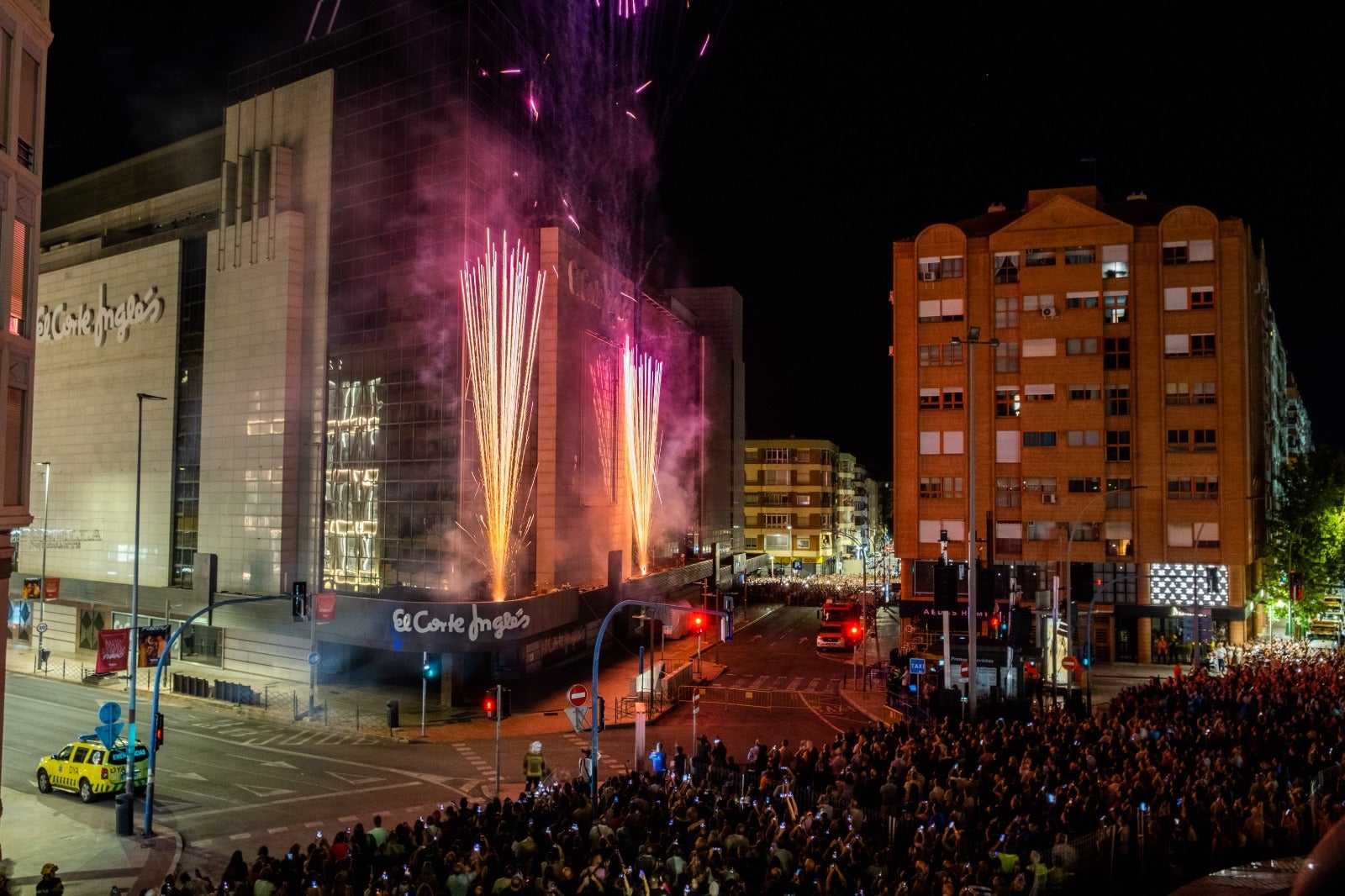 Luz, pólvora y música dan la bienvenida a las Hogueras de Alicante