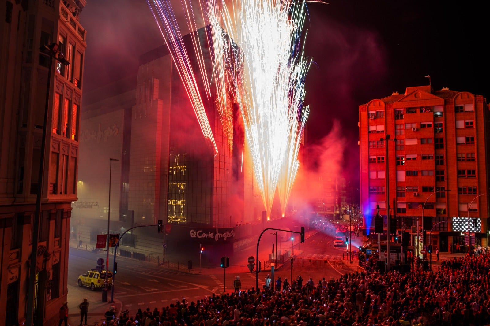 Luz, pólvora y música dan la bienvenida a las Hogueras de Alicante