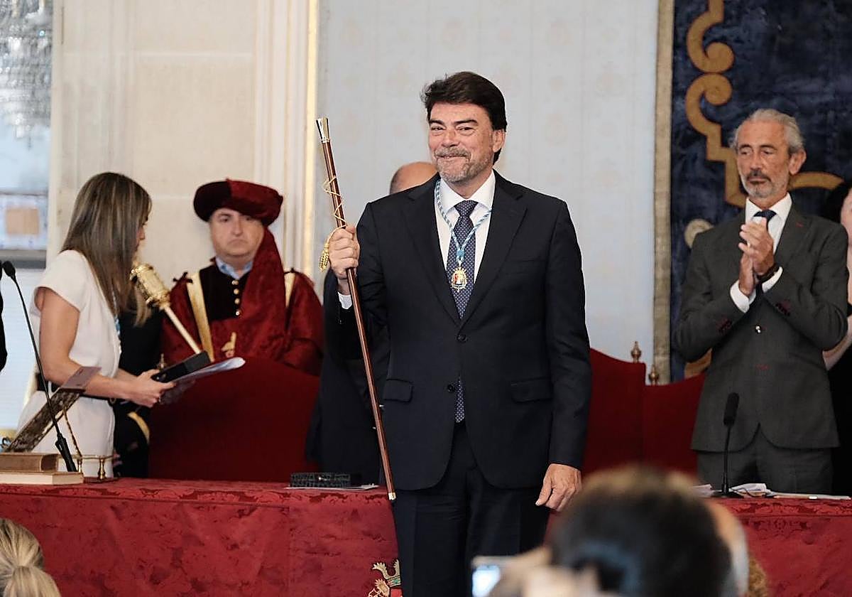 Luis Barcala toma la vara de mando como alcalde de Alicante.