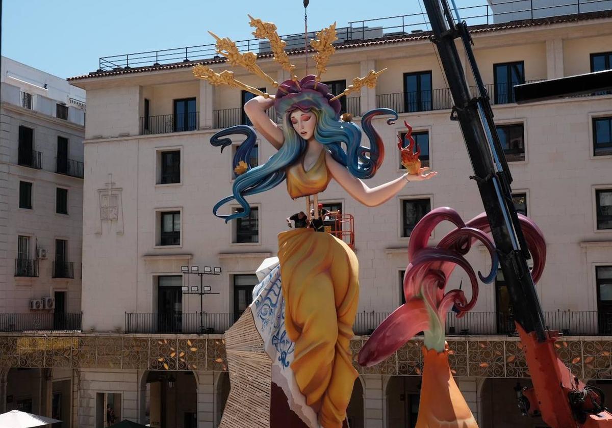 La parte central 'Geoda', levantada en la Plaza del Ayuntamiento.