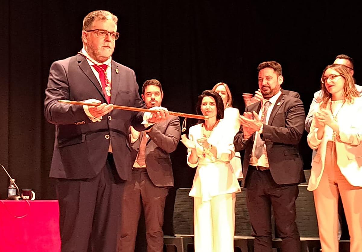 El alcalde de Villena recibe la vara de mando con el aplauso del grupo popular.