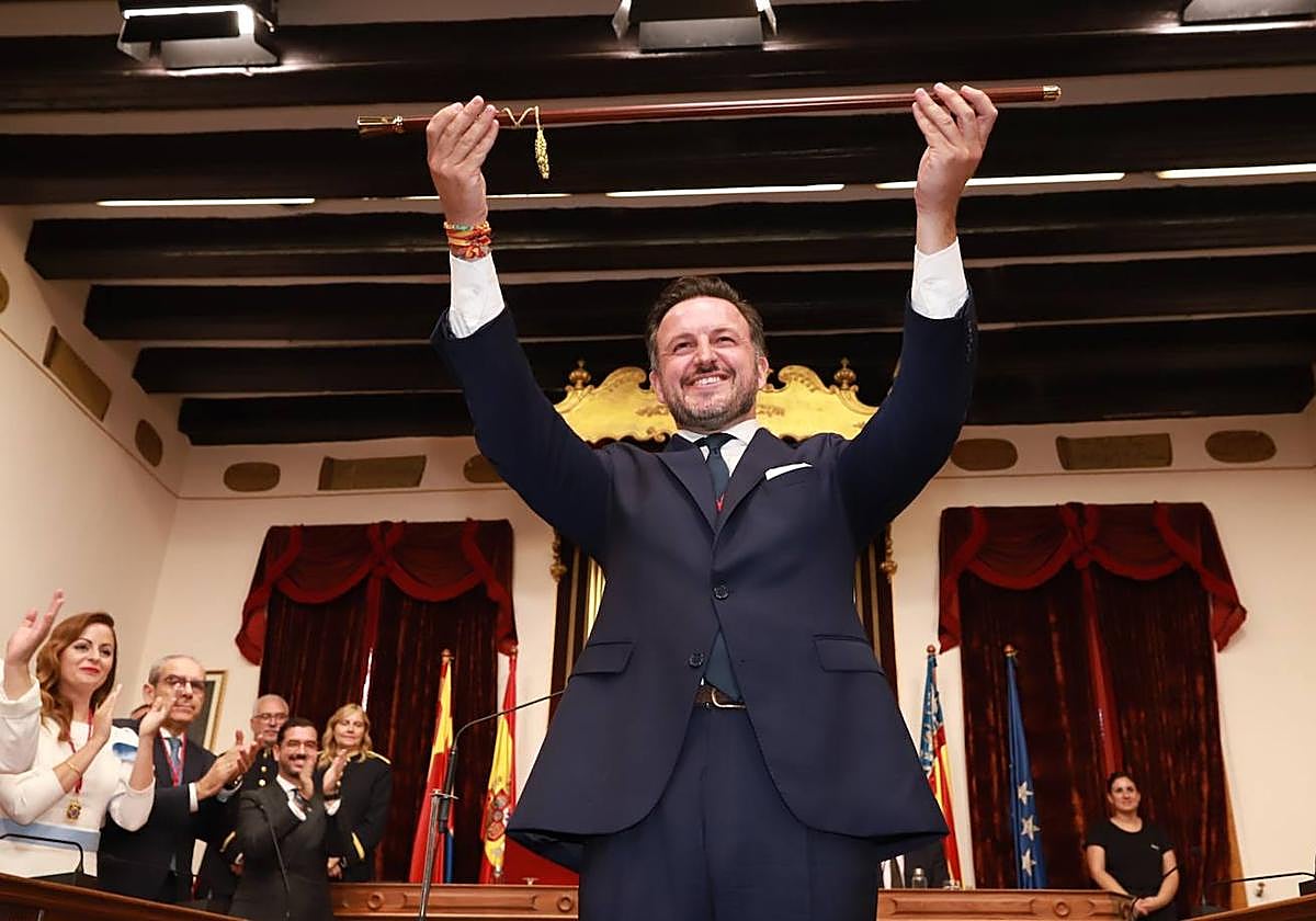 Pablo Ruz alza la vara de mando con la que se le acredita como alcalde de Elche.