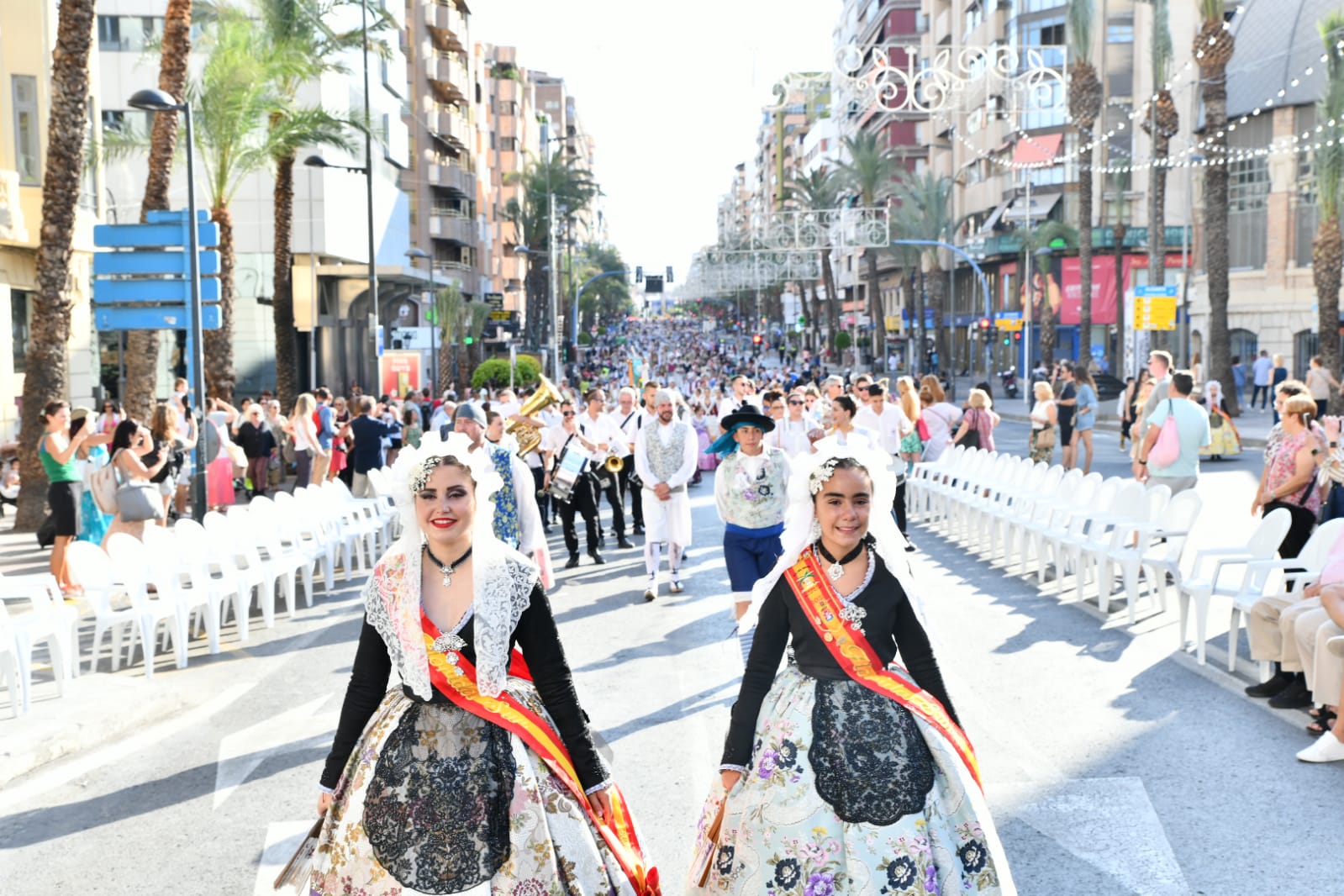 Dos belleas desfilan en Alfonso el Sabio bajo el sol de la tarde.