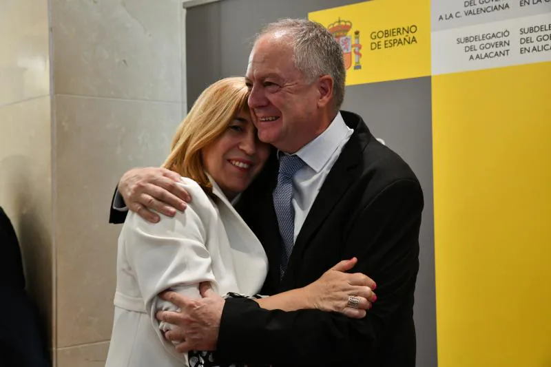 El nuevo subdelegado del Gobierno en Alicante, Carlos Sánchez, se abraza con su antecesora, Araceli Poblador.