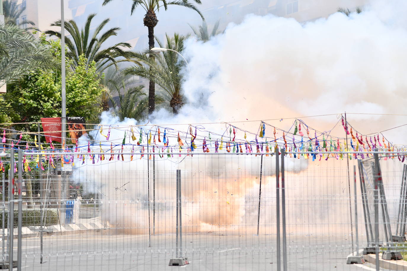 Búscate en la mascletà del 19 de junio
