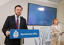 El alcalde de Elche, Pablo Ruz, con la teniente de alcalde, Aurora Rodil.