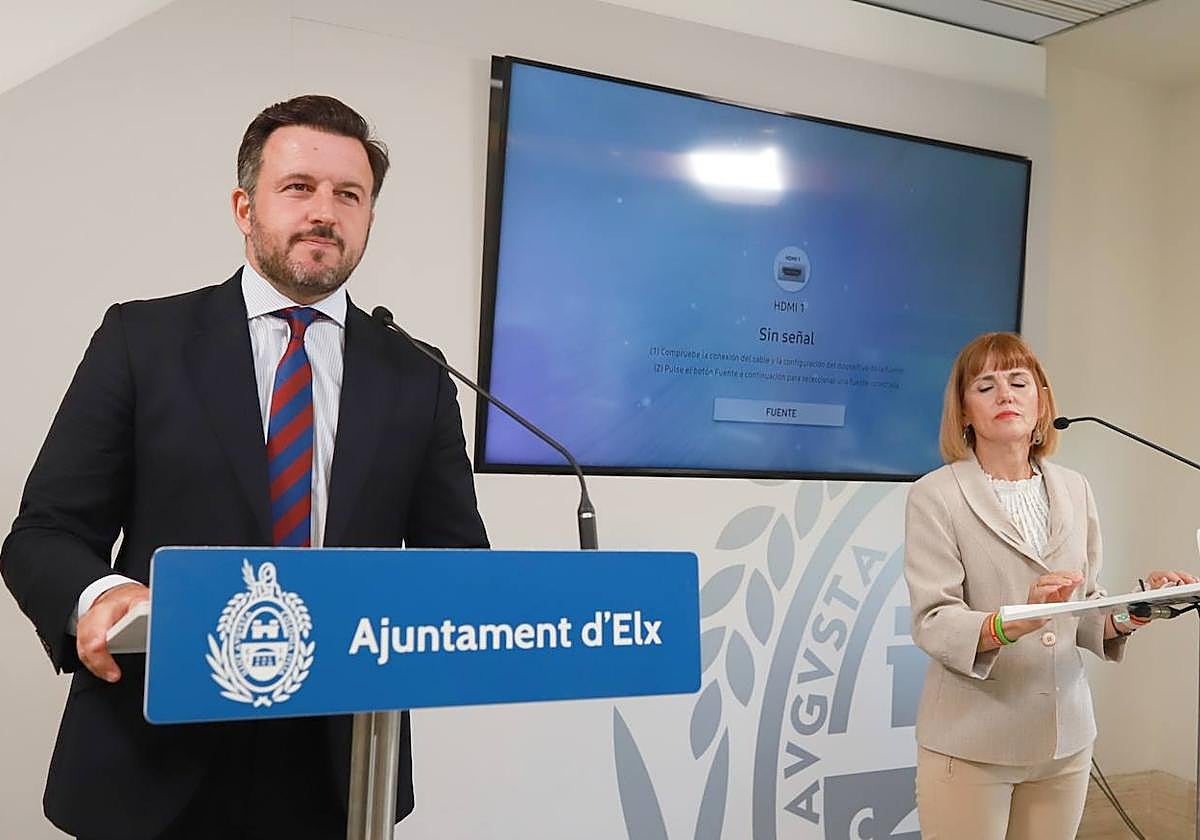 El alcalde de Elche, Pablo Ruz, con la teniente de alcalde, Aurora Rodil.