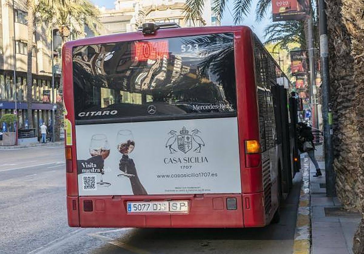 Parada de autobús en Alfonso el Sabio.