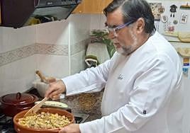 Salvador Gómez prepara un arroz.
