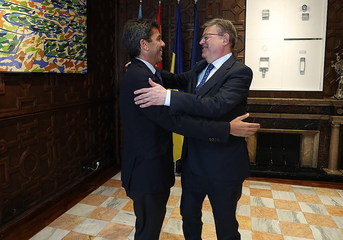 El futuro presidente del Consell, Carlos Mazón, y el antiguo presidente de la Generalitat, Ximo Puig