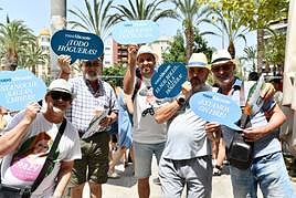 Un grupo disfruta de la Mascletà en LucerosP