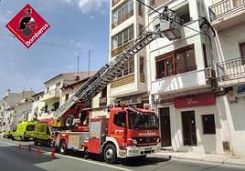 Los bomberos extraen al herido del domicilio