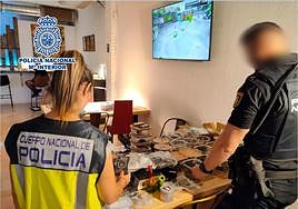 Agentes de la Policía Nacional durante el registro de la casa.