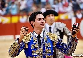 Kevin Alcolado, con los dos apéndices de su primer novillo.