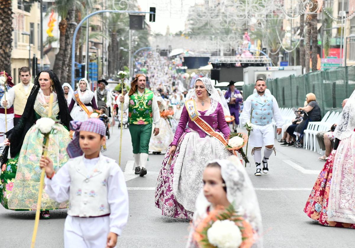 Pasión, tradición y música en la Ofrenda de Flores a la patrona de Alicante