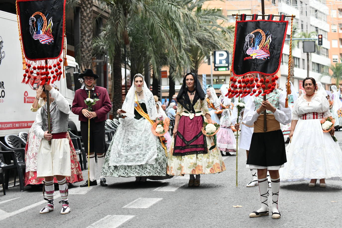 Pasión, tradición y música en la Ofrenda de Flores a la patrona de Alicante