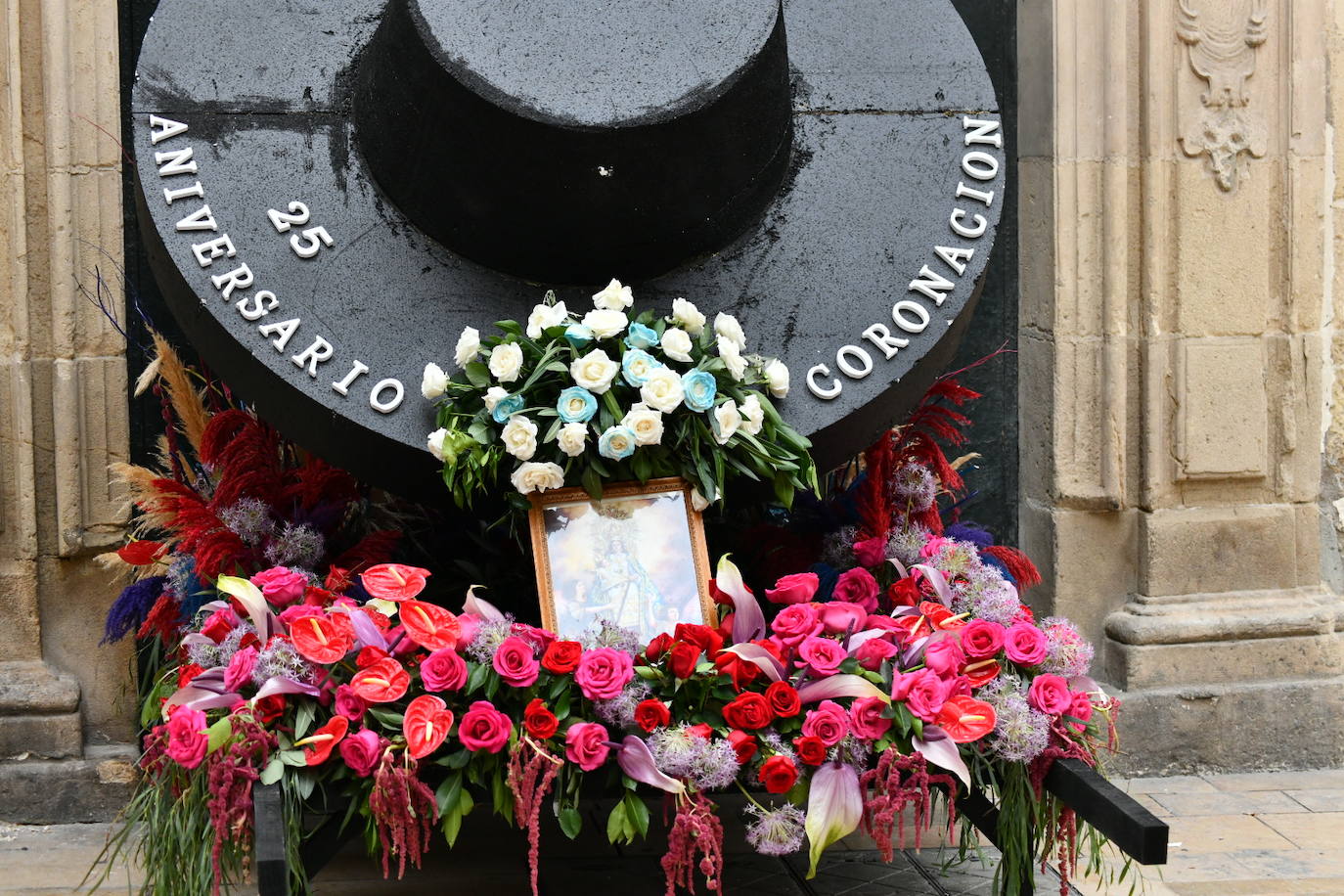 Pasión, tradición y música en la Ofrenda de Flores a la patrona de Alicante