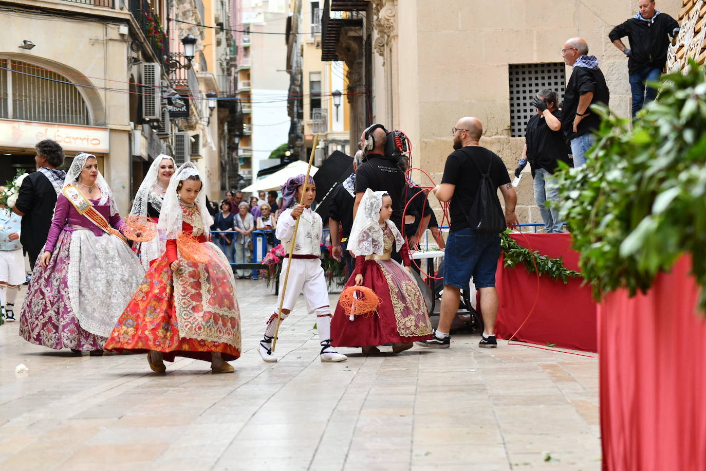 Pasión, tradición y música en la Ofrenda de Flores a la patrona de Alicante