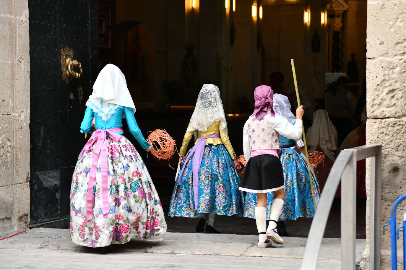 Pasión, tradición y música en la Ofrenda de Flores a la patrona de Alicante