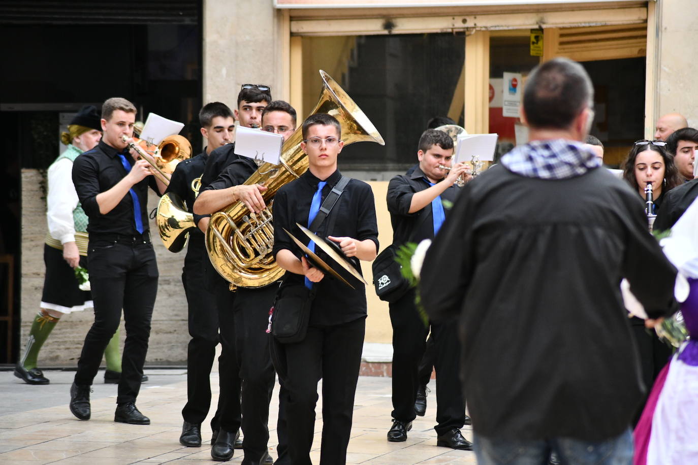 Pasión, tradición y música en la Ofrenda de Flores a la patrona de Alicante