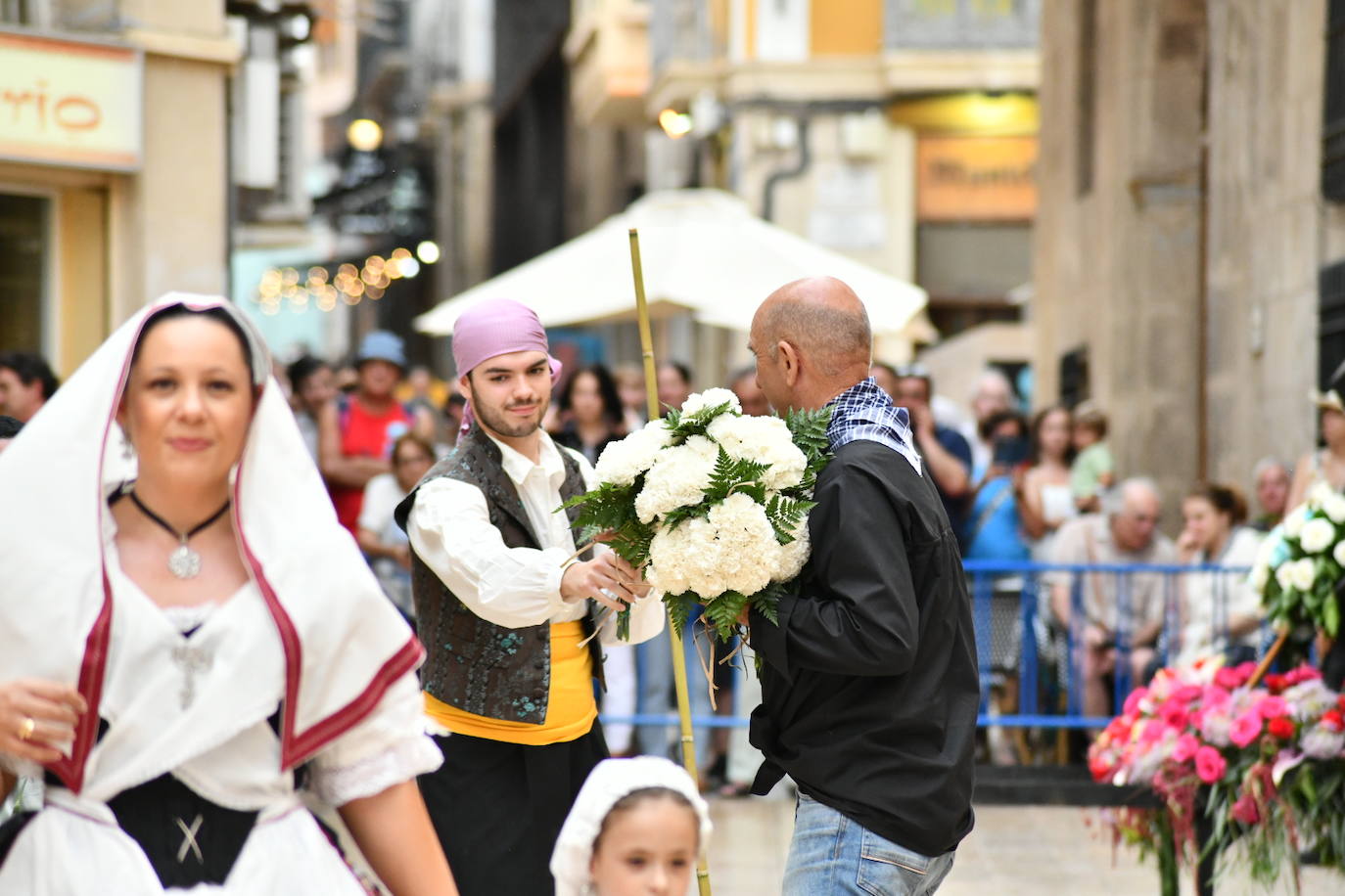 Pasión, tradición y música en la Ofrenda de Flores a la patrona de Alicante