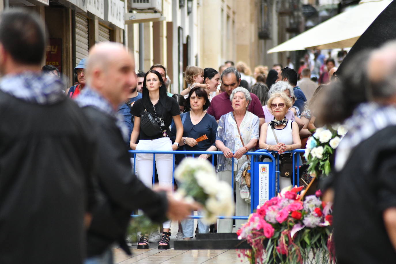 Pasión, tradición y música en la Ofrenda de Flores a la patrona de Alicante