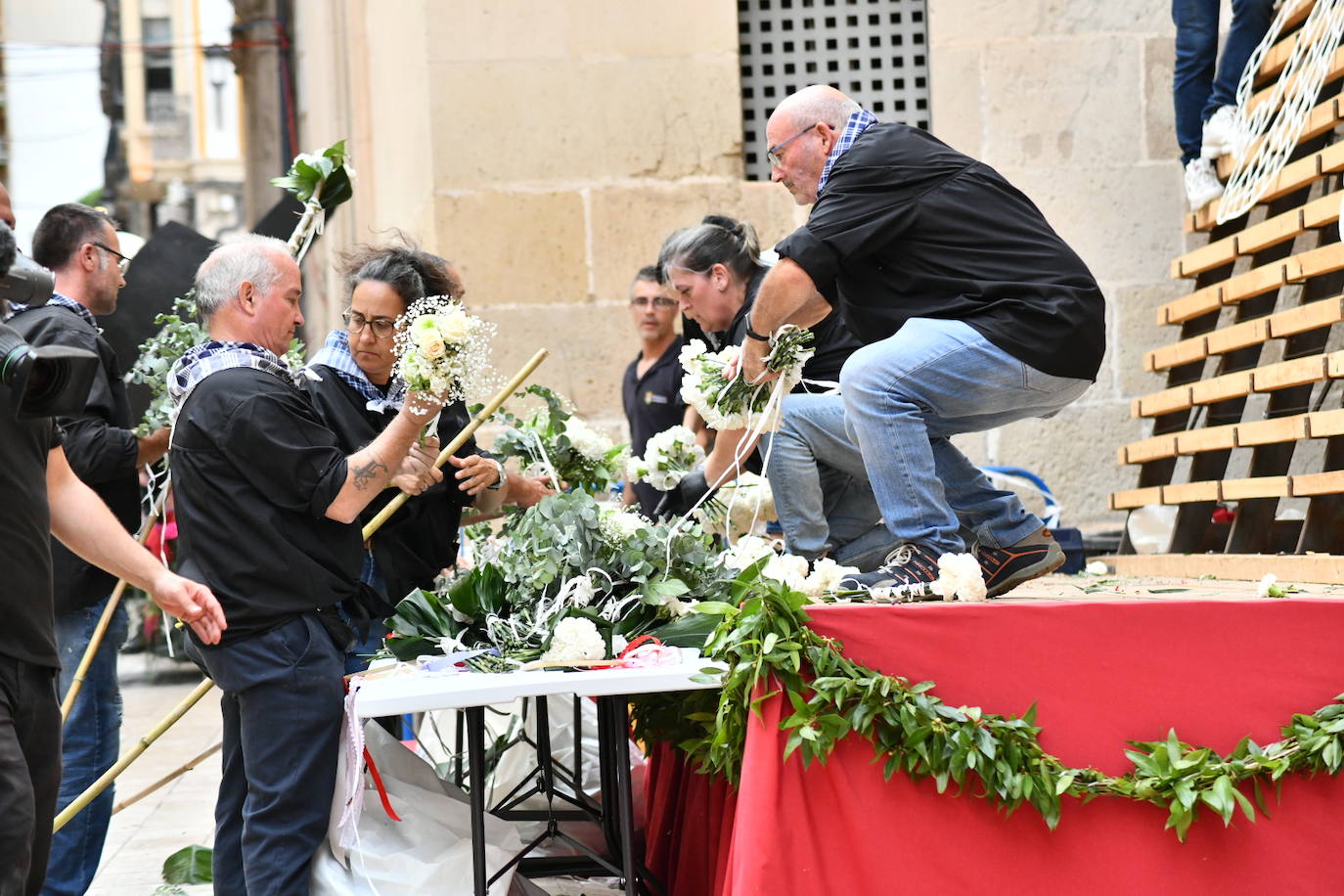 Pasión, tradición y música en la Ofrenda de Flores a la patrona de Alicante