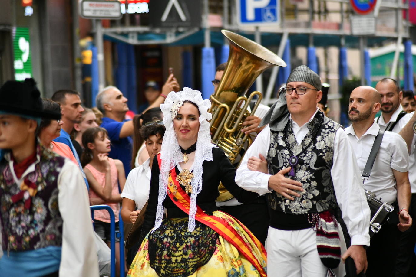 Pasión, tradición y música en la Ofrenda de Flores a la patrona de Alicante