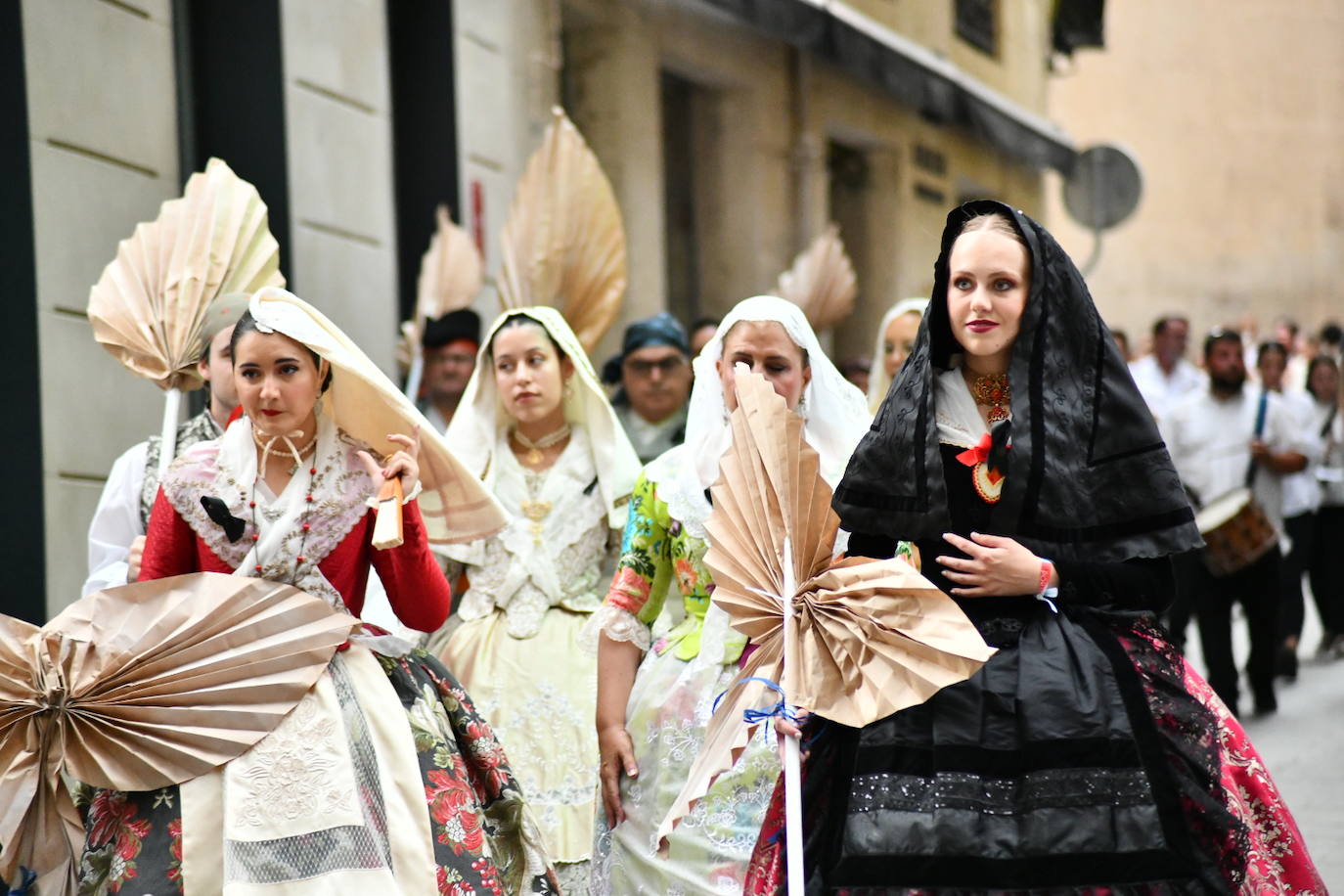 Pasión, tradición y música en la Ofrenda de Flores a la patrona de Alicante