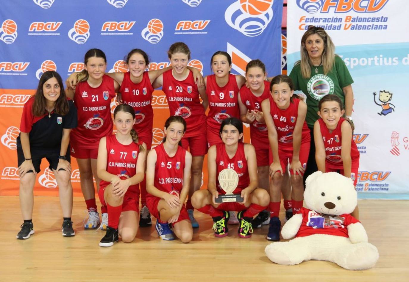 El equipo del Alevín Paidos Dénia, con el trofeo.