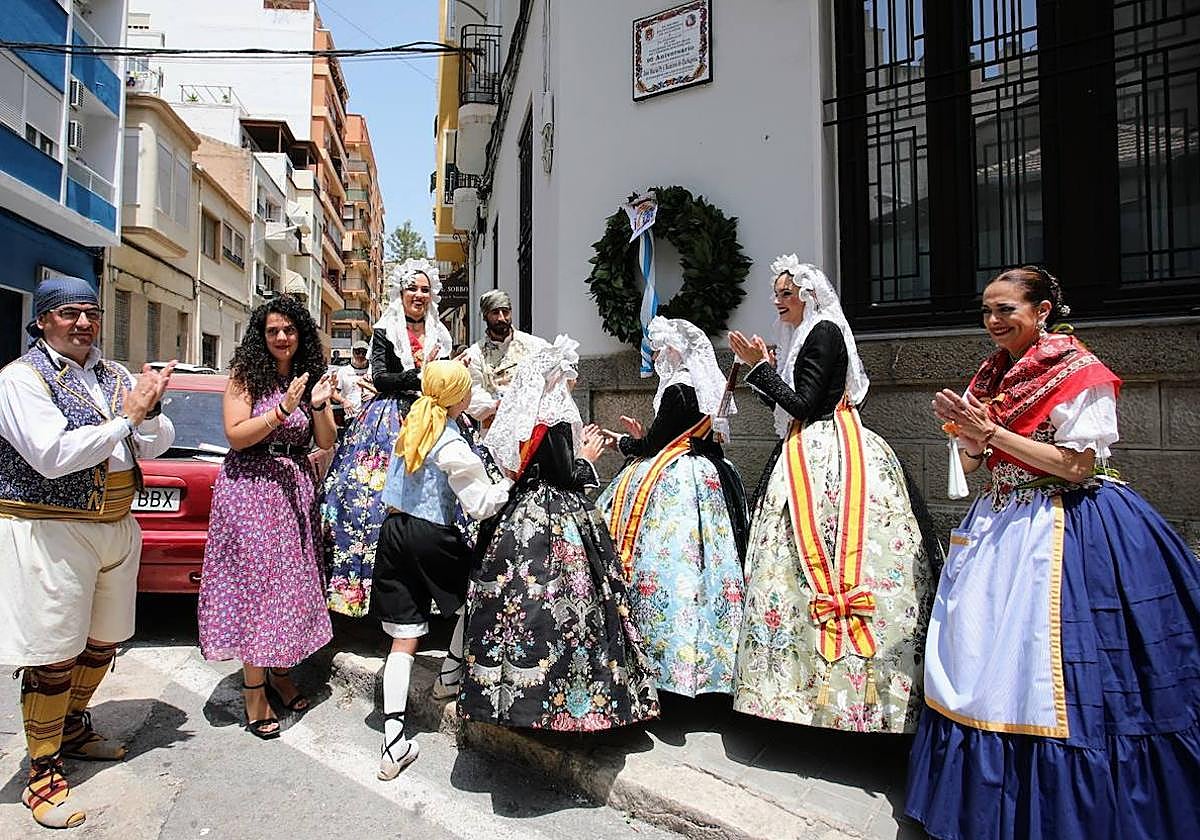 La concejal de Fiestas, Carolina Cutanda, con la Corte del Fuego en el homenaje a José María Py.