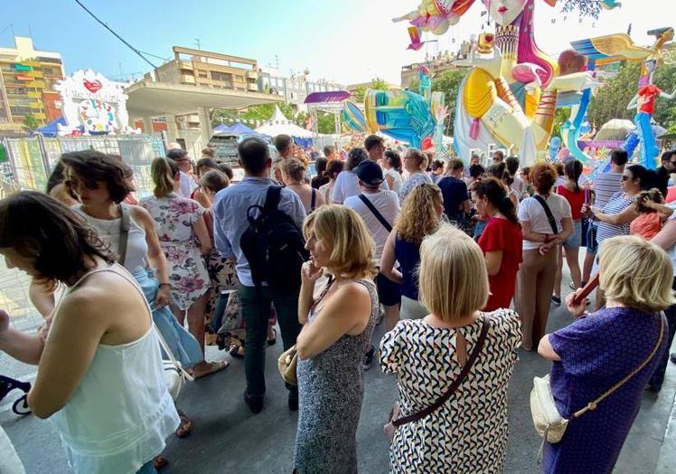 Imagen principal - 1. Foguerers de Sèneca-Autobusos durante la lectura de premios. | 2 y 3. 'Poesía eres tú', cuarto premio de las Hogueras de Alicante 2023.