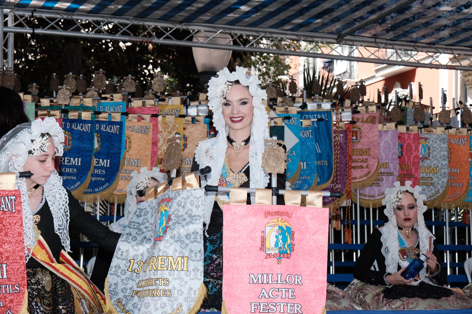 El desfile de la entrega de premios llena de color el centro de Alicante